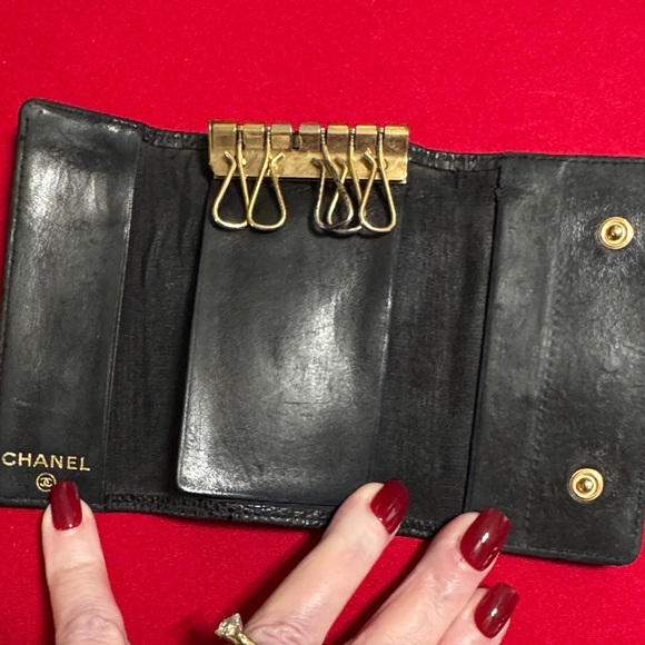 CHANEL Textured Black Leather key holder - Picture 3 of 8